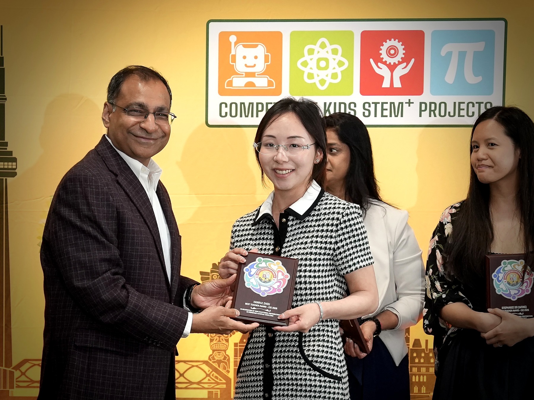 Mr. Amit Goyal presents the 2026 Best Teacher Award to Hanrui Zou.