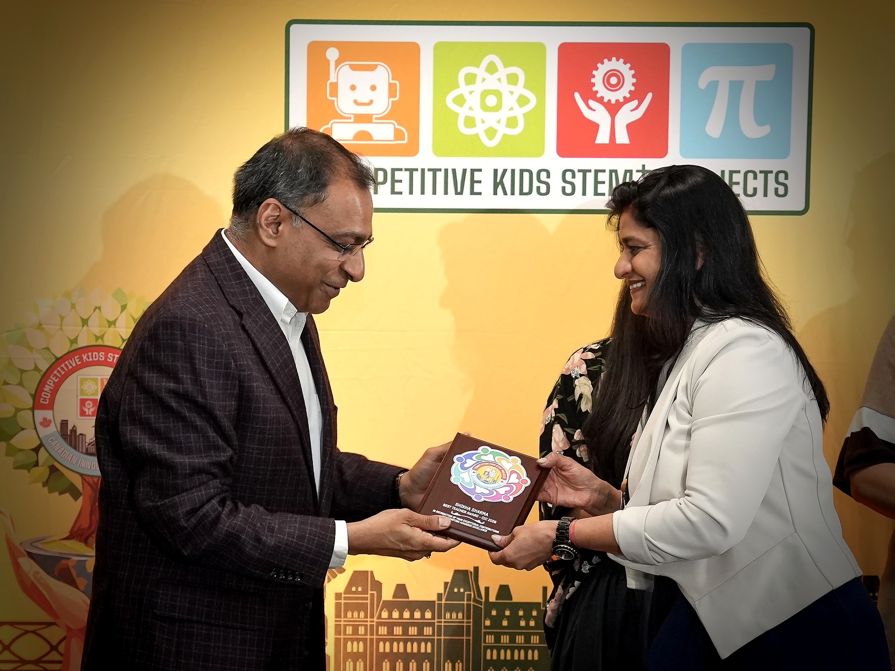 Mr. Amit Goyal presents the 2026 Best Teacher Award to Shikha Sharma.