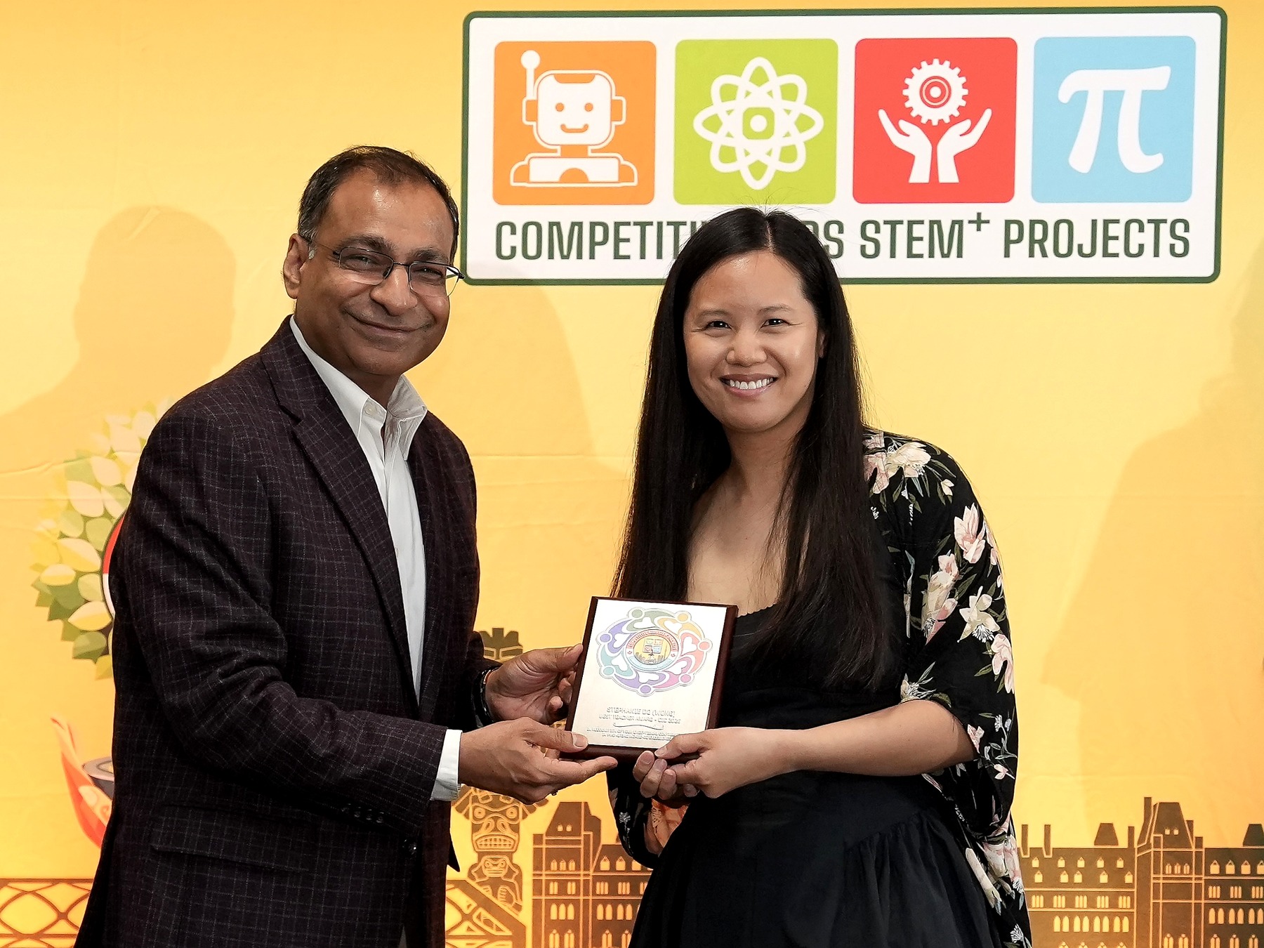 Mr. Amit Goyal presents the 2026 Best Teacher Award to Stephanie Do (Wong).