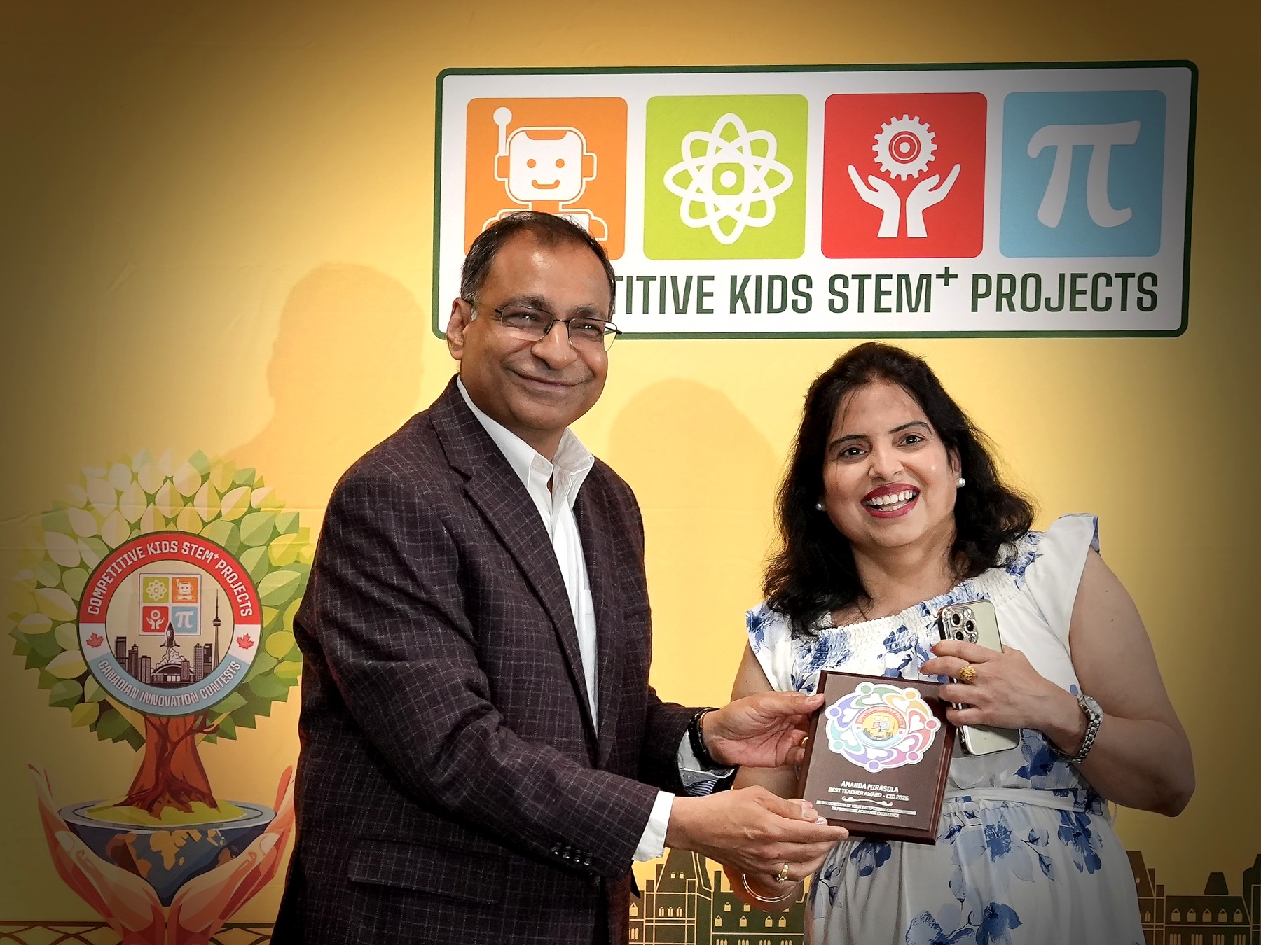 Mr. Amit Goyal presents the 2026 Best Teacher Award to Swati Babbar.