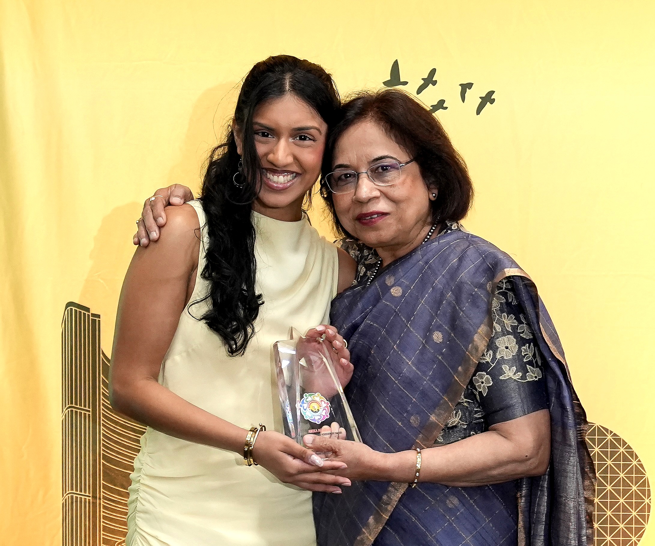 Anika Agarwal and Ms. Rashmi Swarup share an embrace with the Excellence Award.
