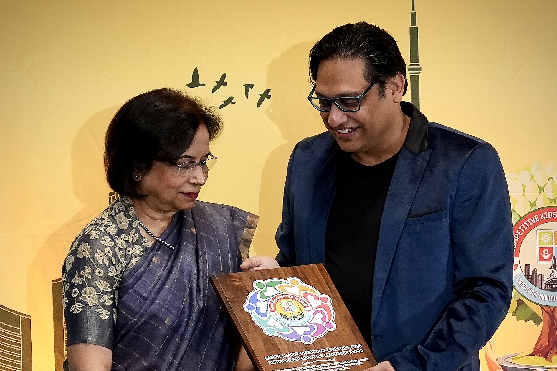 Ms. Rashmi Swarup receives the Distinguished Education Leadership Award.
